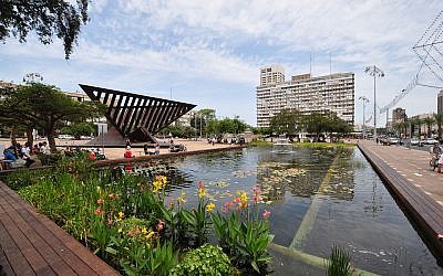 Rabin Square and the Tel Aviv Municipality building (Wikipedia/Ron Henzel)