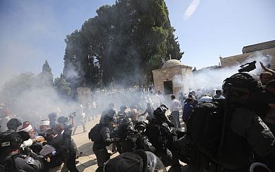 Israeli police clashes with Palestinian worshippers at al-Aqsa mosque compound in Jerusalem, Sunday, Aug 11, 2019. Clashes have erupted between Muslim worshippers and Israeli police at a major Jerusalem holy site during prayers marking the Islamic holiday of Eid al-Adha. (AP Photo/Mahmoud Illean)