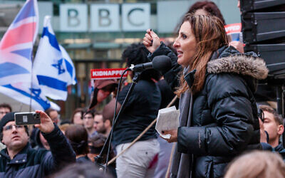 Deputy Mayor of Jerusalem, Fleur Hassan-Nahoum, speaking at a rally held outside the BBC’s London HQ. Photo by Amanda Rose/@amandarosephoto