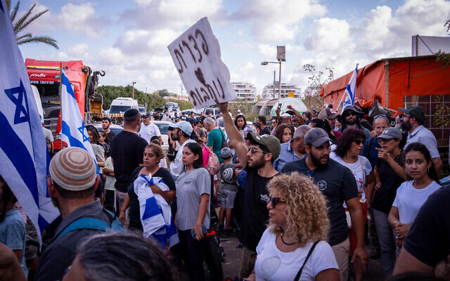 Ultranationalists protest against the detention of Israeli reserve soldiers suspected of assaulting a Hamas terrorist, at the Beit Lid military base near Beersheba, July 29, 2024. (Chen Leopold/ Flash90)